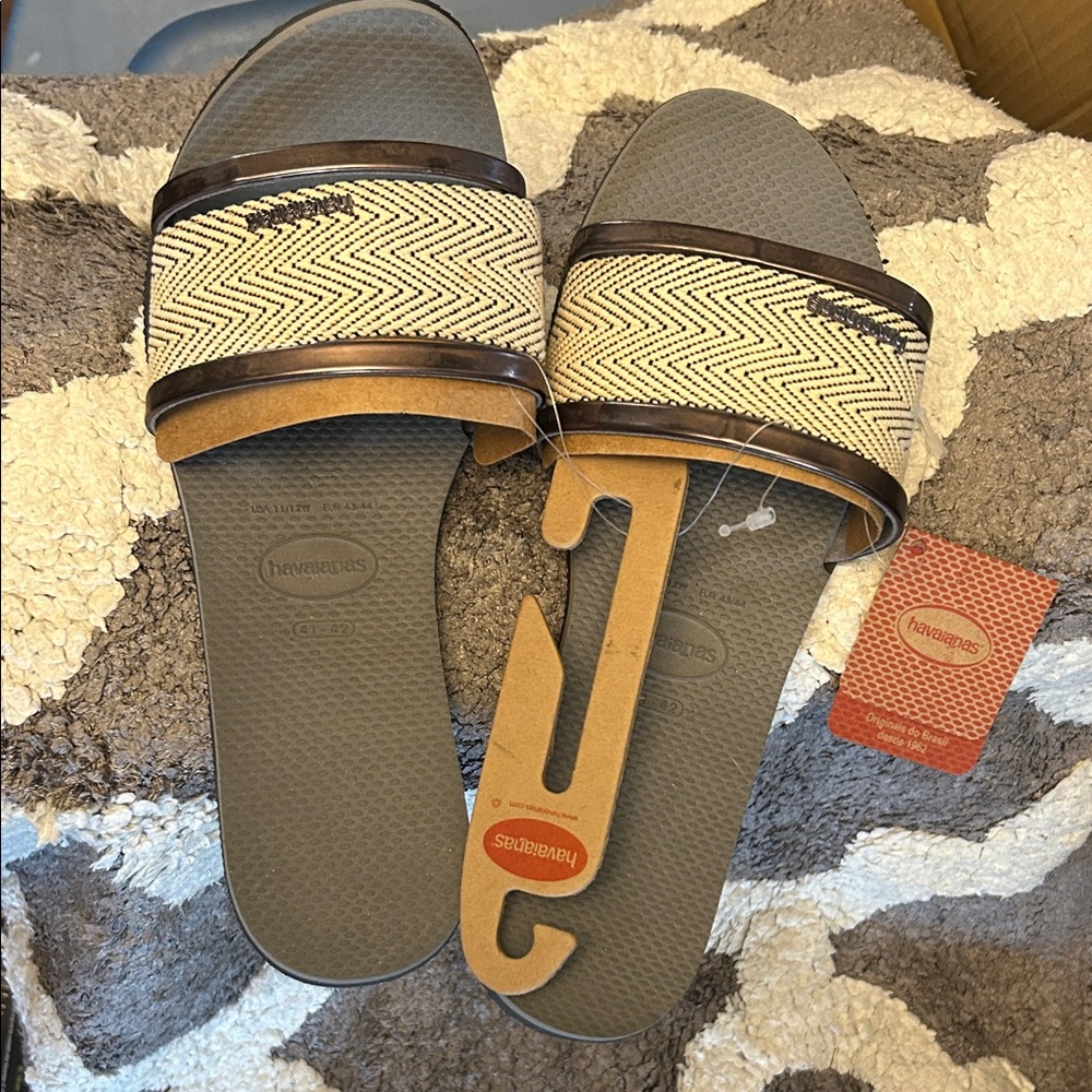 NWT Havaianas Black, White, and Grey Havaianas Slides Size 11/12